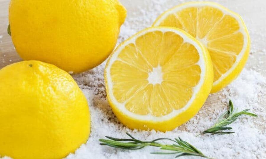 Πείτε αντίο στις γρατζουνιές στην κεραμική εστία: Το έξυπνο κόλπο με το λεμόνι που κάνει την κουζίνα σαν καινούργια