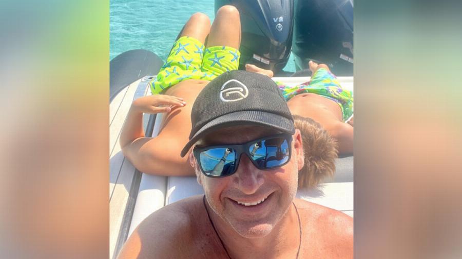 Στα καταγάλανα νερά της Ρηνείας Μυκόνου: Παιχνίδια στη θάλασσα – Στιγμές χαλάρωσης για το Γιώργο Λιάγκα με τους «ροβινσώνες» γιους του