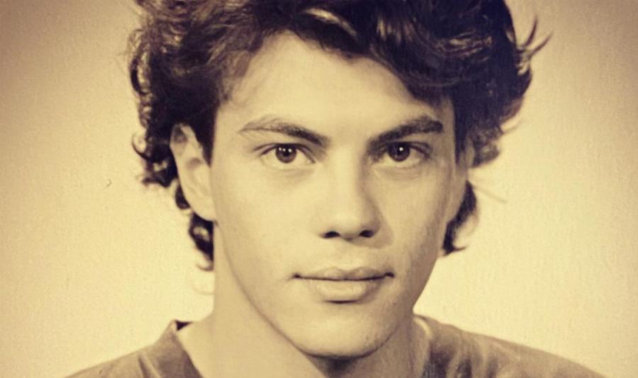 Μοιάζουν σαν δύο σταγόνες νερό: Αυτή είναι η αριστοκρατική μητέρα του Ηλία Ψινάκη – Η ομοιότητα τους είναι απίστευτη