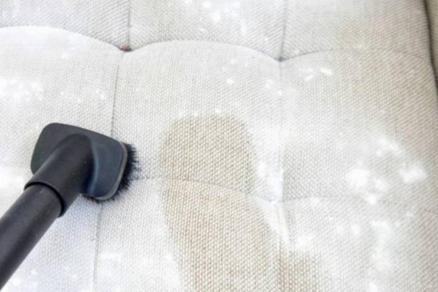 Το πιο ισχυρό καθαριστικό: Πήρε και έριξε μαγειρική σόδα στον καναπέ – Το αποτέλεσμα είναι εκπληκτικό