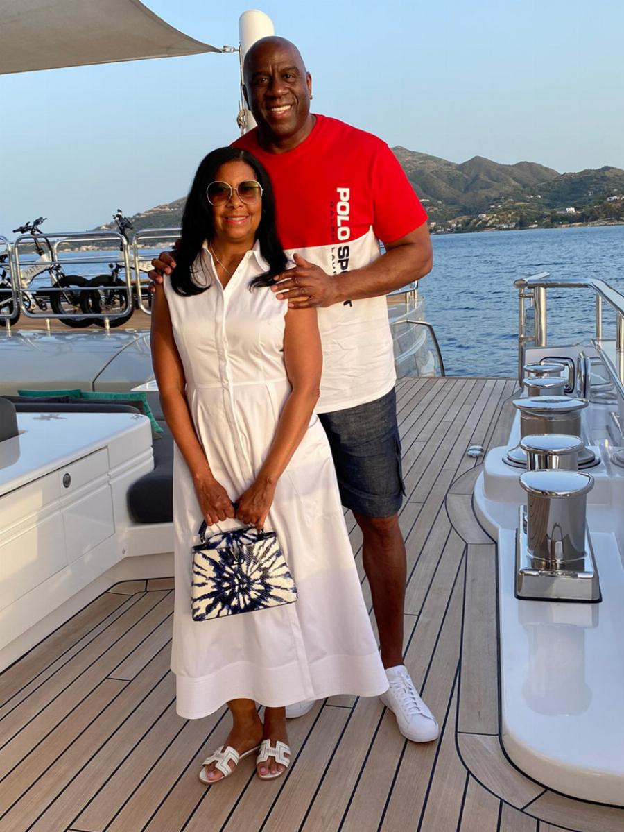 Ο θρύλος του NBA Μάτζικ Τζόνσον: Μετά τη Σαντορίνη βρέθηκε στη Ζάκυνθο – Η νέα ανάρτηση στο Twitter