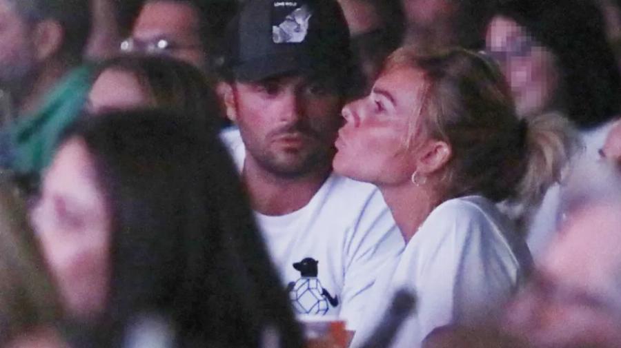 Δημόσια εμφάνιση για την Ιωάννα Μαλέσκου μαζί με τον σύντροφο της: Σε χαλαρή διάθεση παρέα στο θέατρο