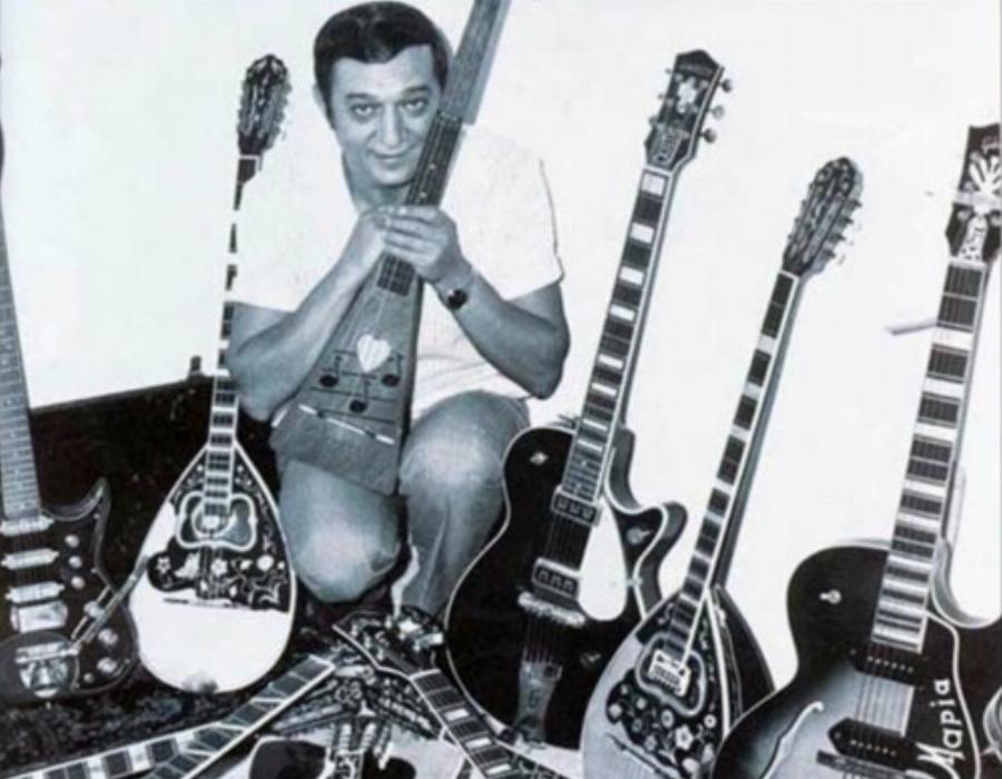 Μανώλης Χιώτης: Ο Θεός του μπουζουκιού που θαύμασε ο Τζίμι Χέντριξ, τα παιδικά χρόνια, ο γάμος με τη Μαίρη Λίντα και ο θάνατος στα 49 του