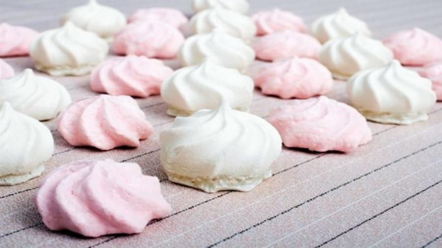 Μην το πετάξετε ξανά: Αυτές είναι οι 4 πανεύκολες συνταγές για το ασπράδι αυγού που περίσσεψε