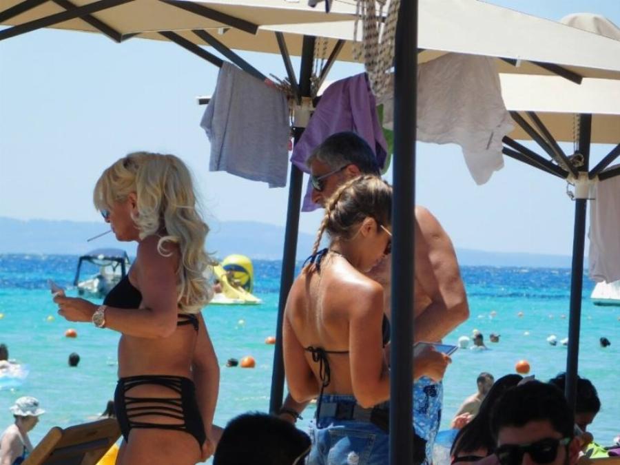 «Αναστενάζουν» τα σοκάκια της Μυκόνου με τη Μαρίνα Πατούλη: Οι αρετουσάριστες φωτογραφίες με μπικίνι και τέλειο σώμα στα 54 της