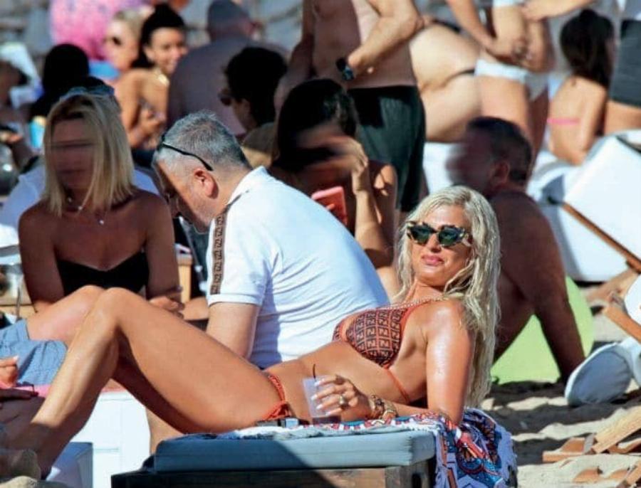 «Αναστενάζουν» τα σοκάκια της Μυκόνου με τη Μαρίνα Πατούλη: Οι αρετουσάριστες φωτογραφίες με μπικίνι και τέλειο σώμα στα 54 της