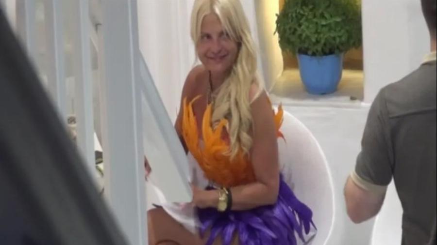 Έτριξαν τα σοκάκια της Μυκόνου: Η εμφάνιση της Μαρίνας Πατούλη που άφησε εποχή – Έγραψε ιστορία με φτερά και πούπουλα