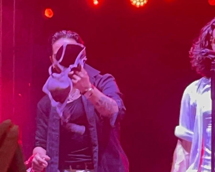 Μετά τον Αργυρό ήταν η σειρά του Μάστορα: Του πέταξαν σουτιέν την ώρα που τραγουδούσε και αντέδρασε επικά