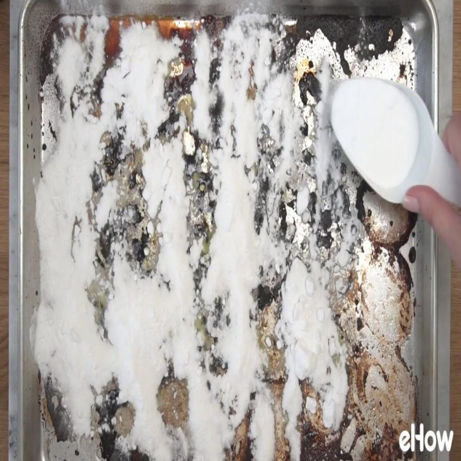 Χωρίς κόπο θα γίνει λαμπίκο: Το έξυπνο κόλπο για να καθαρίσετε τα λίπη από το αντικολλητικό ταψί χωρίς να κάνετε γρατζουνιές