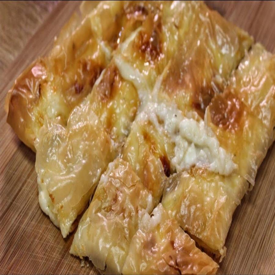 Για τους καλοφαγάδες: Πεντανόστιμη τυρόπιτα σαν μπουγάτσα με μόνο 4 υλικά – Δεν θα μείνει ψίχουλο στο ταψί