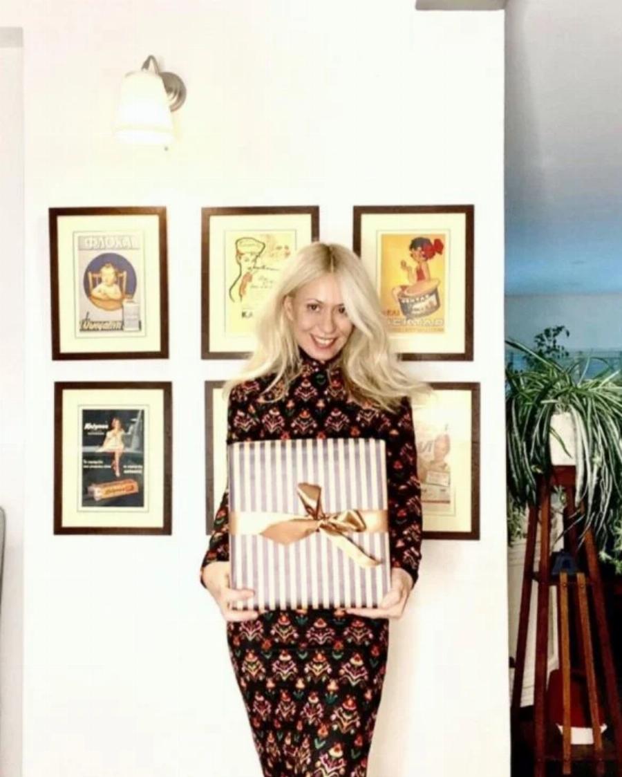 Σαν παλάτι: Μαύρο σαλόνι, πίνακες παντού, ονειρική κουζίνα – το πολυτελέστατο σπίτι της Μαρίας Μπακοδήμου στην Εκάλη