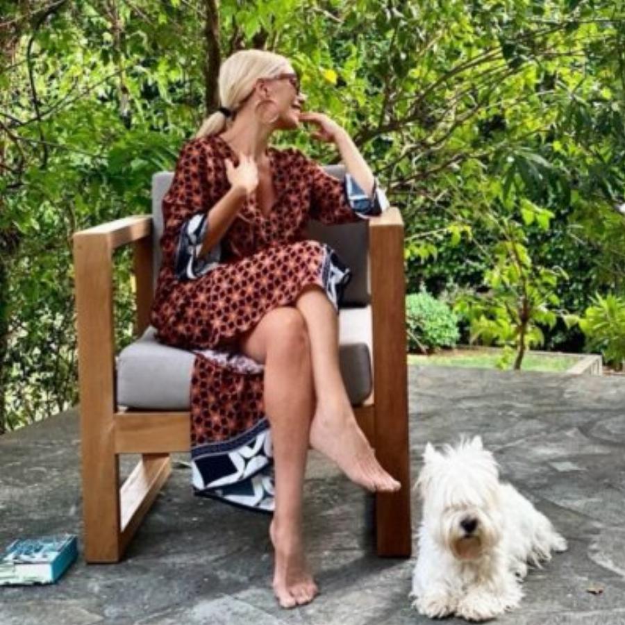 Σαν παλάτι: Μαύρο σαλόνι, πίνακες παντού, ονειρική κουζίνα – το πολυτελέστατο σπίτι της Μαρίας Μπακοδήμου στην Εκάλη