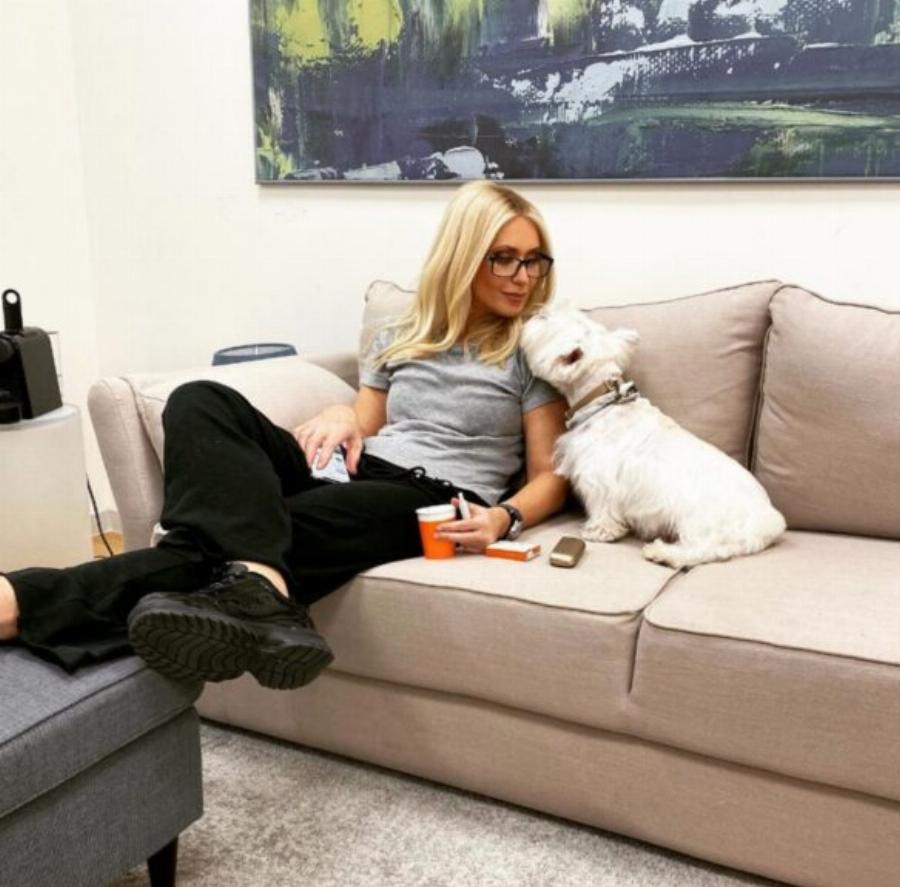 Σαν παλάτι: Μαύρο σαλόνι, πίνακες παντού, ονειρική κουζίνα – το πολυτελέστατο σπίτι της Μαρίας Μπακοδήμου στην Εκάλη