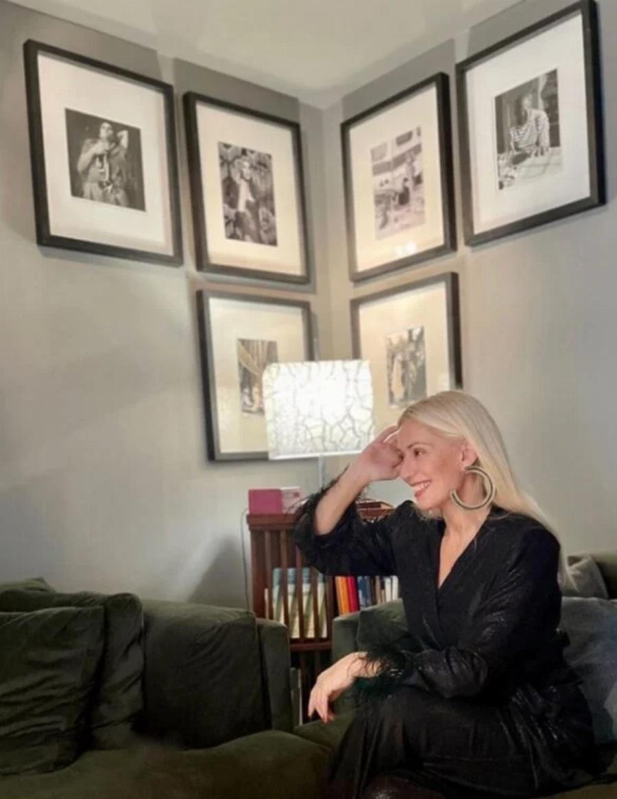 Σαν παλάτι: Μαύρο σαλόνι, πίνακες παντού, ονειρική κουζίνα – το πολυτελέστατο σπίτι της Μαρίας Μπακοδήμου στην Εκάλη