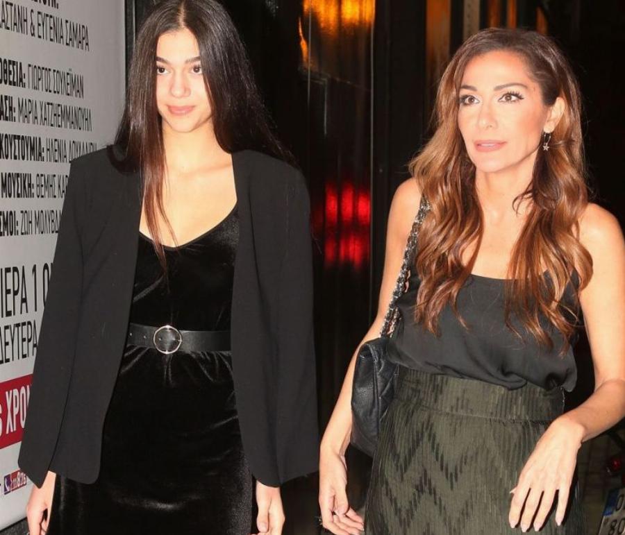 Μαμά και κόρη είναι αχώριστες: Φωτογραφίες από τη βόλτα της Δέσποινας Βανδή και της Μελίνας Νικολαΐδη στη Γλυφάδα
