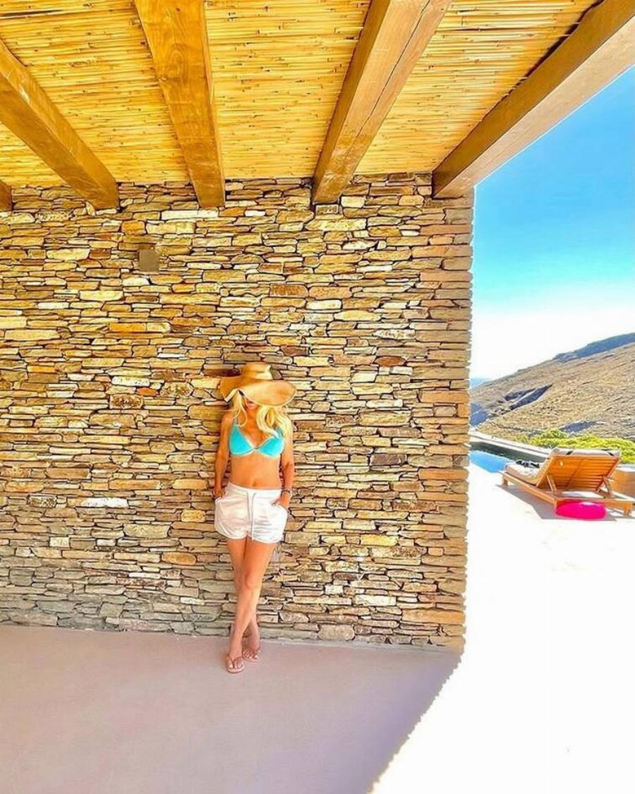 Αποθεώθηκε στις παραλίες: Η Ελένη Μενεγάκη ποζάρει με μαγιό και εντυπωσιάζει με τις αναλογίες της