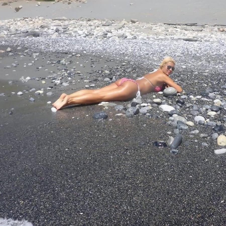 Αποθεώθηκε στις παραλίες: Η Ελένη Μενεγάκη ποζάρει με μαγιό και εντυπωσιάζει με τις αναλογίες της