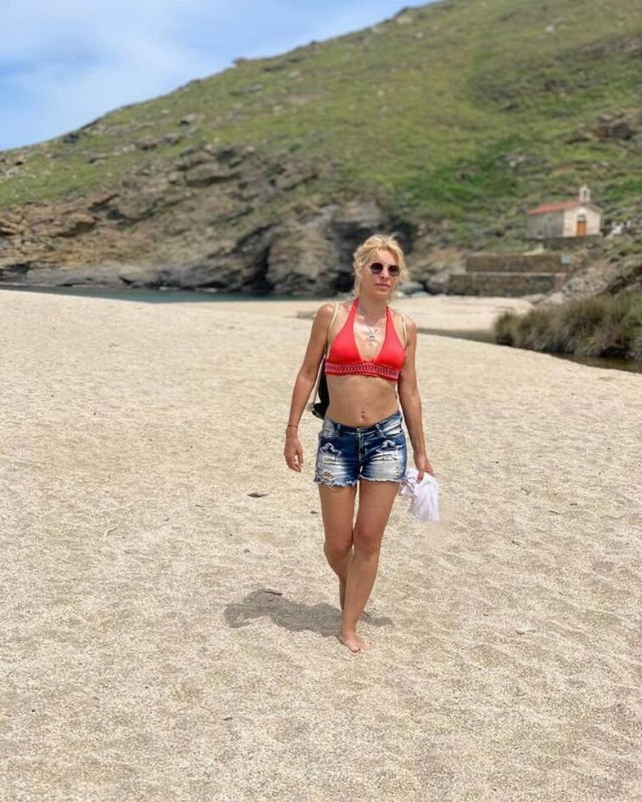 Αποθεώθηκε στις παραλίες: Η Ελένη Μενεγάκη ποζάρει με μαγιό και εντυπωσιάζει με τις αναλογίες της