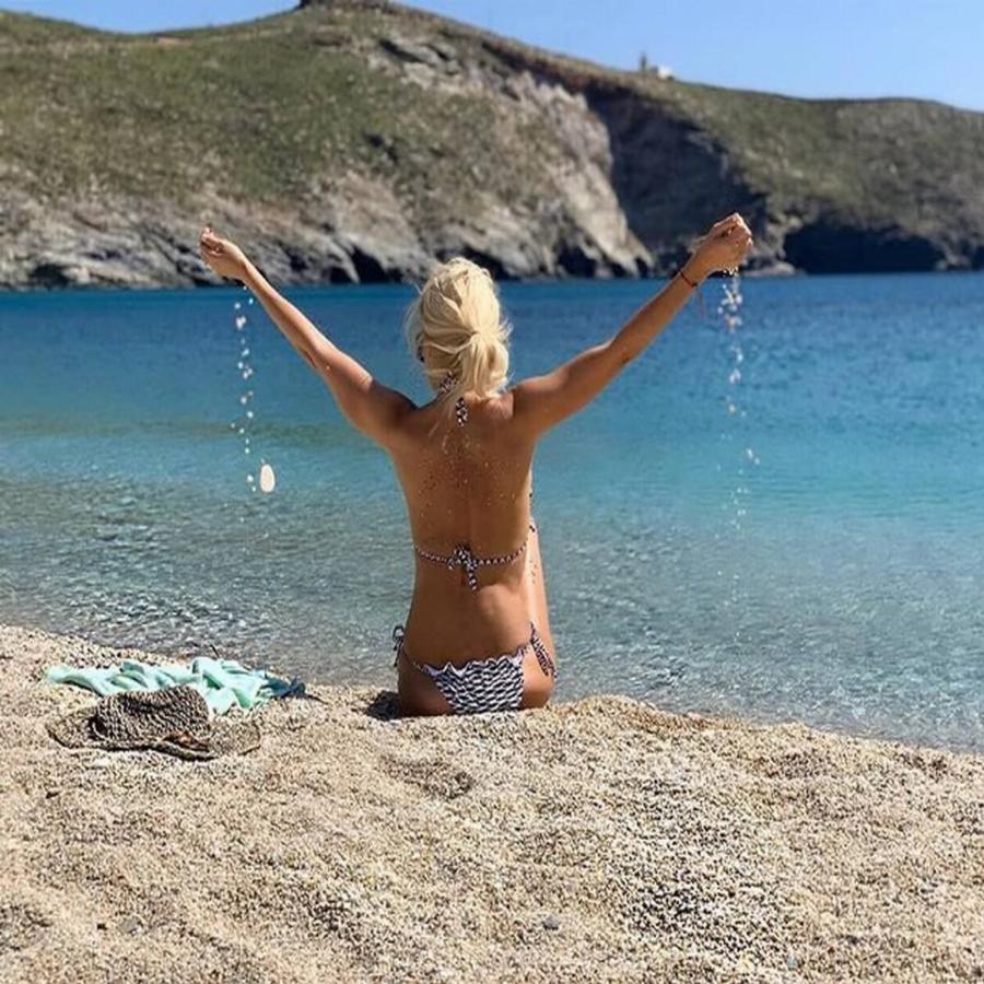 Αποθεώθηκε στις παραλίες: Η Ελένη Μενεγάκη ποζάρει με μαγιό και εντυπωσιάζει με τις αναλογίες της