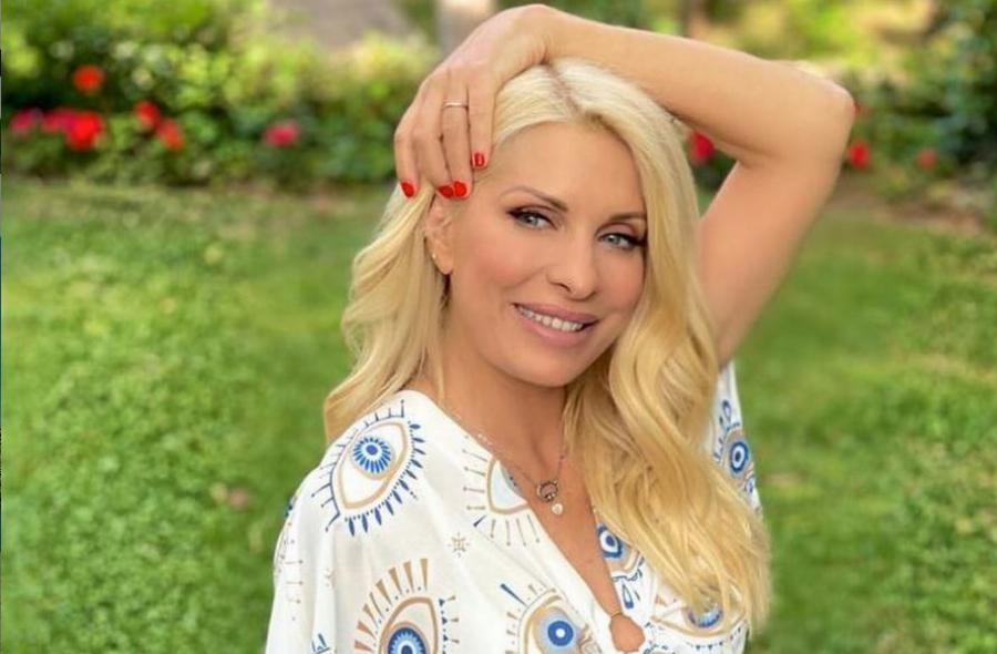 Έπεσαν βροχή τα likes: Η φωτογραφία της Ελένης Μενεγάκη χωρίς ίχνος μακιγιάζ και με Βίκτωρ Ουγκώ που κάνει τον γύρο του διαδικτύου