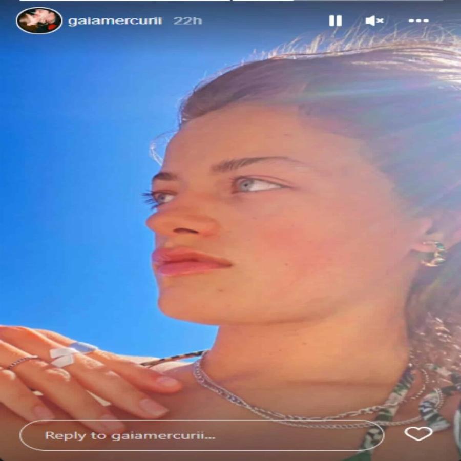 Όλα τα βλέμματα πάνω στη Γαία Μερκούρη: Μαυρισμένη και αμακιγιάριστη στο «Όναρ» με τον Άγγελο Λάτσιο