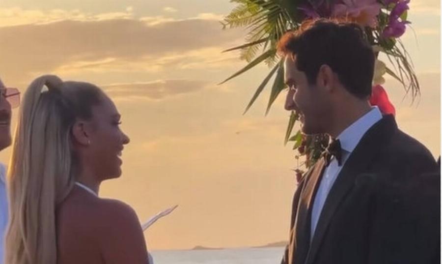 Πιο κούκλα από ποτέ: Με φραμπαλά και έξω τον έναν ώμο – Όλα τα βλέμματα πάνω στην Ζώζα στον γάμο της Κόνι Μεταξά