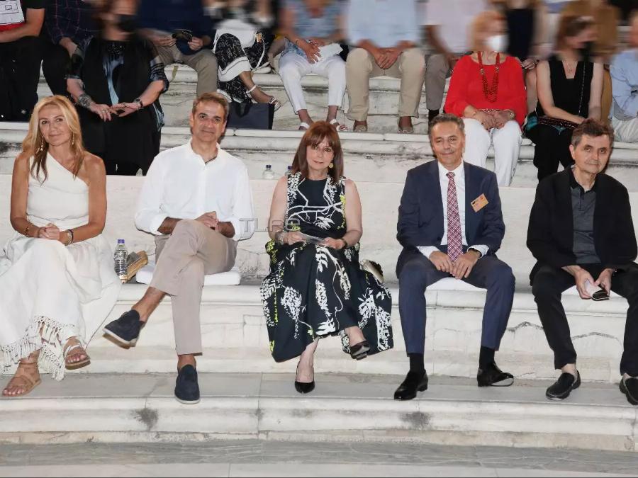 Μαρέβα Μητσοτάκη: Πιο λαμπερή από ποτέ στο Ηρώδειο με αρχαιοελληνική εμφάνιση μαζί με τον Κυριάκο