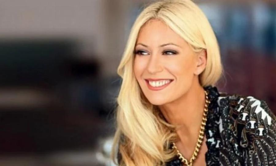 Σαν παλάτι: Μαύρο σαλόνι, πίνακες παντού, ονειρική κουζίνα – το πολυτελέστατο σπίτι της Μαρίας Μπακοδήμου στην Εκάλη