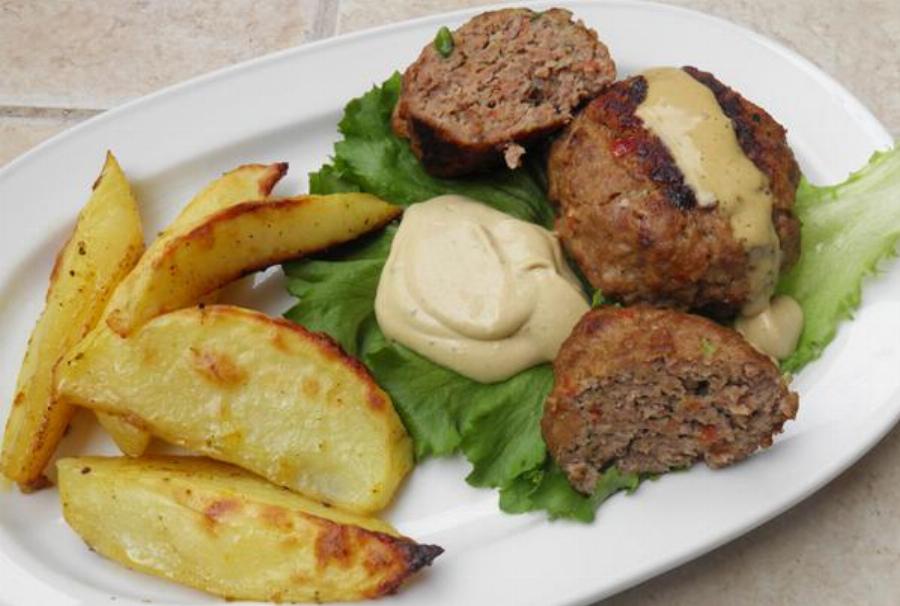 Πήρε και έβαλε γιαούρτι στο μείγμα για τα μπιφτέκια και το αποτέλεσμα είναι ονειρικό