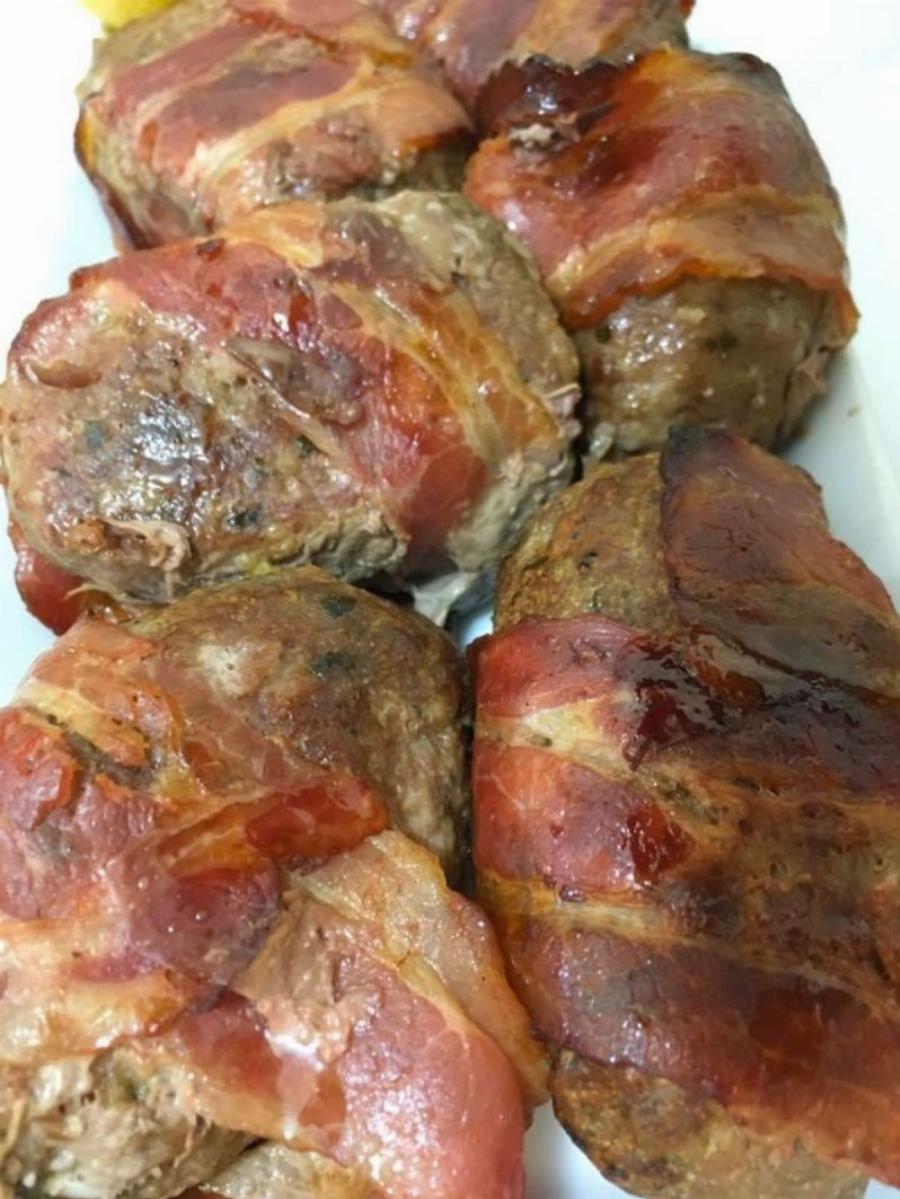 Ακαταμάχητη νοστιμιά: Μπιφτέκια τυλιχτά με μπέικον για να σας… τρέχουν τα σάλια