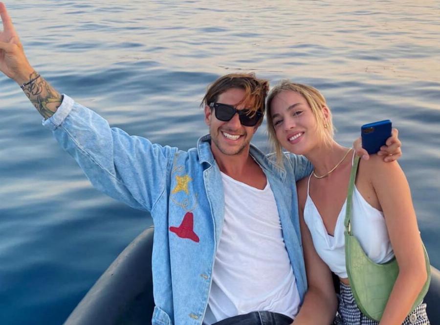 Δεν κρατιούνται: Οι αγκαλιές και τα φιλιά του Ηλία  Μπόγδανου στην Παράγκα της Μυκόνου