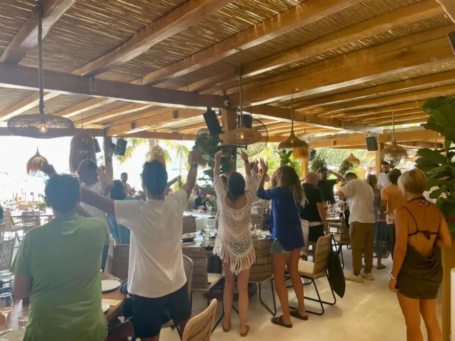 Πάρτι για γερά πορτοφόλια στη Mύκονο: Άνοιξαν 300 σαμπάνιες και πλήρωσαν το ασύλληπτο ποσό των 60.000 ευρώ