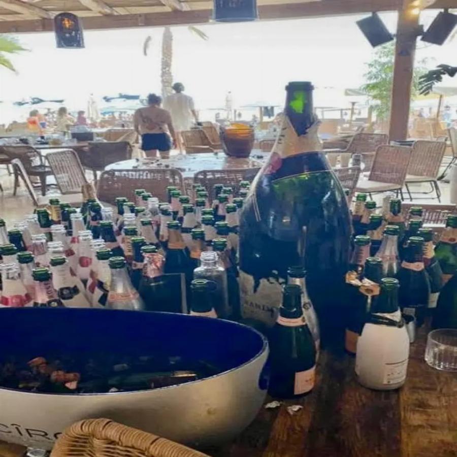 Πάρτι για γερά πορτοφόλια στη Mύκονο: Άνοιξαν 300 σαμπάνιες και πλήρωσαν το ασύλληπτο ποσό των 60.000 ευρώ