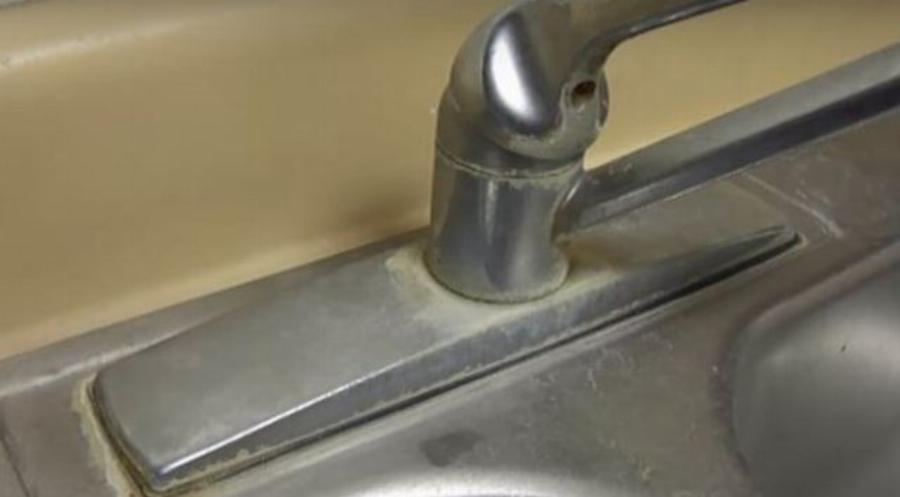 Το πάμφθηνο υλικό, που υπάρχει σε κάθε σπίτι, θα εξαφανίσει μια καλή τα άλατα από το νεροχύτη σας