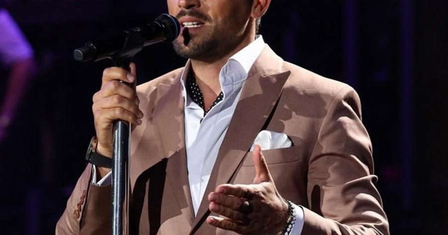 Aντί να κοιτάνε τον Μαζωνάκη… κοιτούσαν τον Βέρτη: «Έσκασε» στα μπουζούκια με την Εμμανουέλα κι έκανε χαμό – Από τις πιο ωραίες γυναίκες στην Ελλάδα