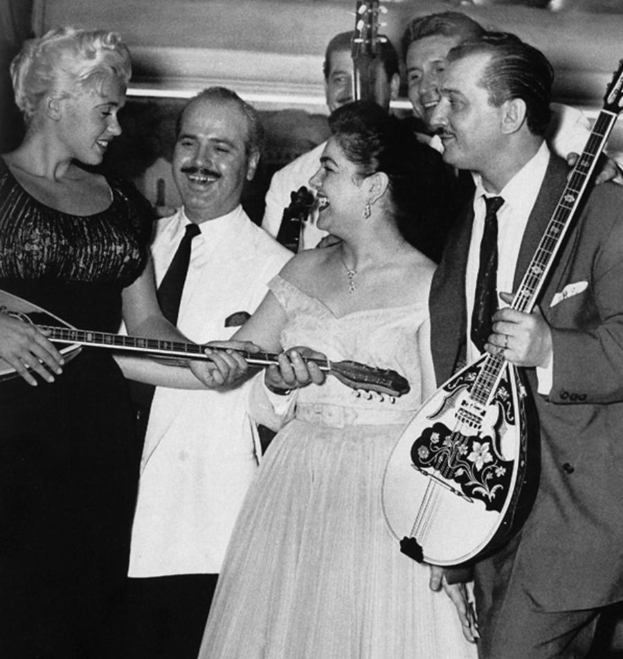 Μανώλης Χιώτης: Ο Θεός του μπουζουκιού που θαύμασε ο Τζίμι Χέντριξ, τα παιδικά χρόνια, ο γάμος με τη Μαίρη Λίντα και ο θάνατος στα 49 του