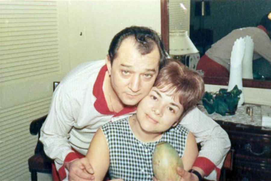 Μανώλης Χιώτης: Ο Θεός του μπουζουκιού που θαύμασε ο Τζίμι Χέντριξ, τα παιδικά χρόνια, ο γάμος με τη Μαίρη Λίντα και ο θάνατος στα 49 του