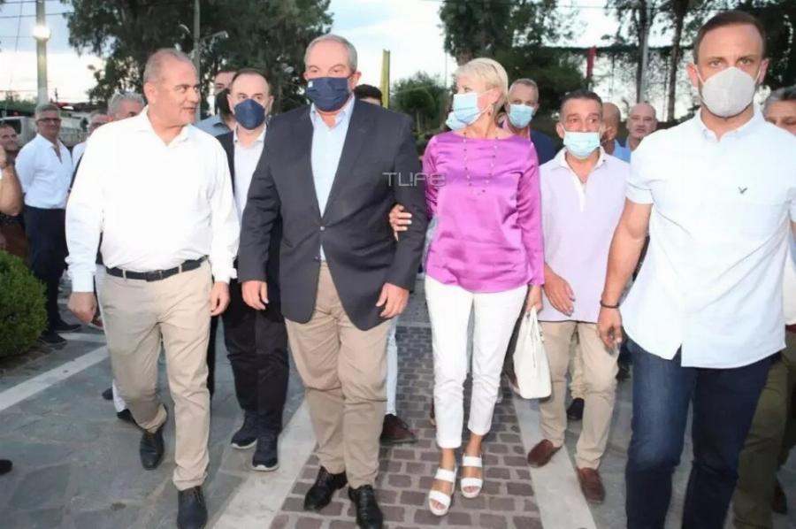 Δεν πήραν τα μάτια από πάνω τους: Η δημόσια εμφάνιση του Κώστα Καραμανλή και της Νατάσας Παζαΐτη που σχολιάστηκε