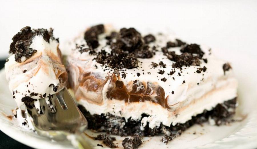 Ιδανικό για τη λιγούρα: Το πιο λαχταριστό γλυκό ψυγείου μπισκοτένιο με oreo – Έτοιμο μόλις σε 5 λεπτά