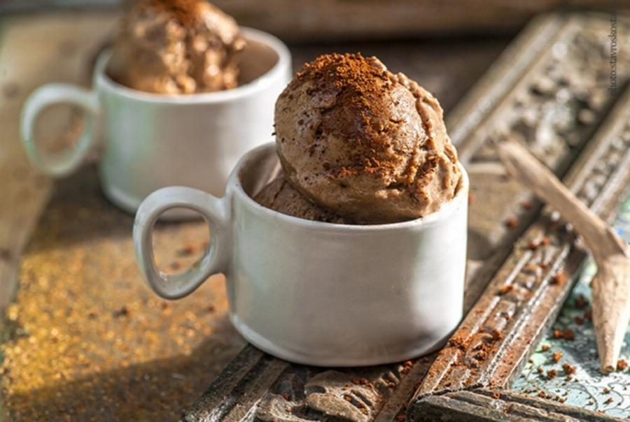 Δεν θα μείνει ούτε κουταλιά: Σπιτικό παγωτό καφέ με 4 υλικά – Δροσερό και ελαφρύ με λίγες θερμίδες