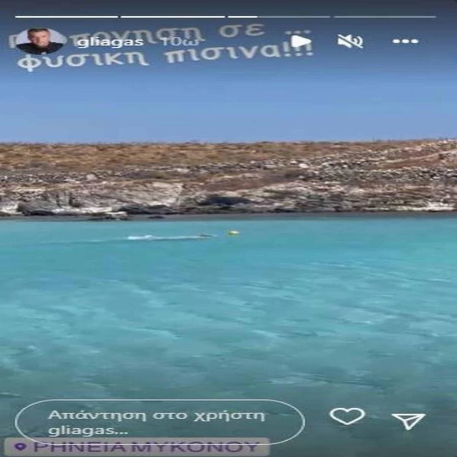 Έφτασε το σκάφος στη Μύκονο: Οι πρώτες φωτογραφίες από τις στιγμές χαλάρωσης του Γιώργου Λιάγκα από τις διακοπές με τους γιους του