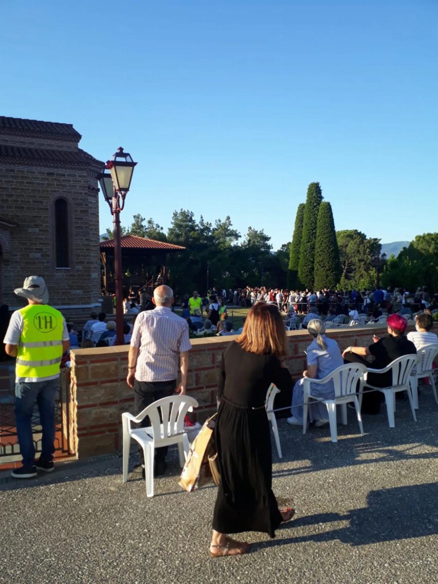 Άγιος Παΐσιος: Λαοθάλλασα κόσμου στον τάφο του Αγίου στην Θεσσαλονίκη