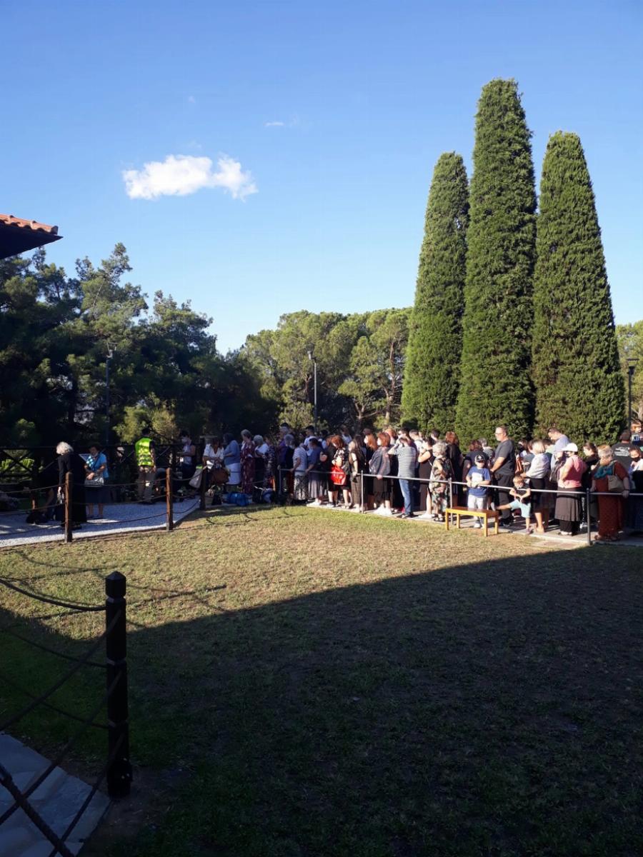 Άγιος Παΐσιος: Λαοθάλλασα κόσμου στον τάφο του Αγίου στην Θεσσαλονίκη