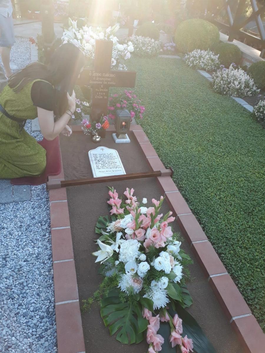 Άγιος Παΐσιος: Λαοθάλλασα κόσμου στον τάφο του Αγίου στην Θεσσαλονίκη