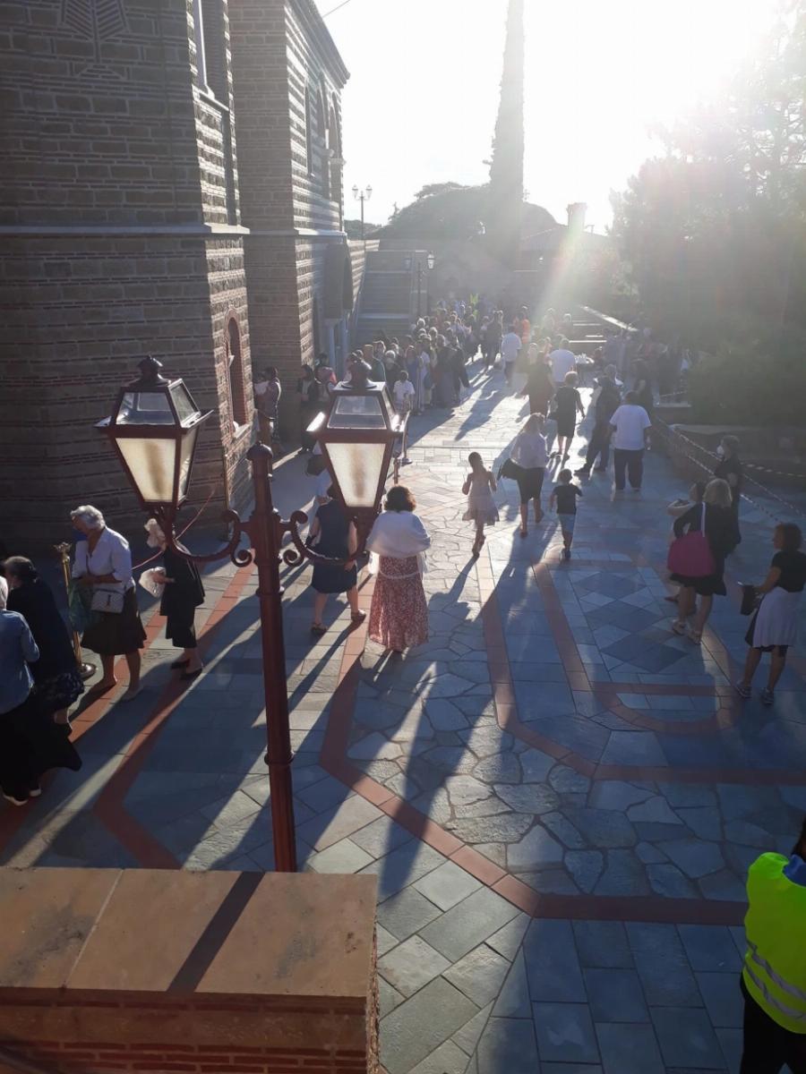 Άγιος Παΐσιος: Λαοθάλλασα κόσμου στον τάφο του Αγίου στην Θεσσαλονίκη