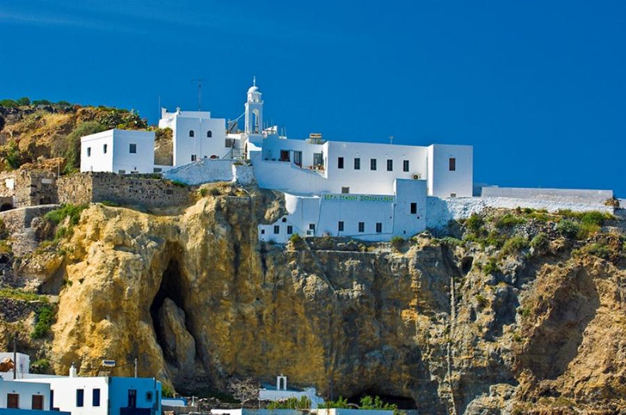 Το εκκλησάκι που δεσπόζει μέσα σε μια σπηλιά: Παναγία Σπηλιανή