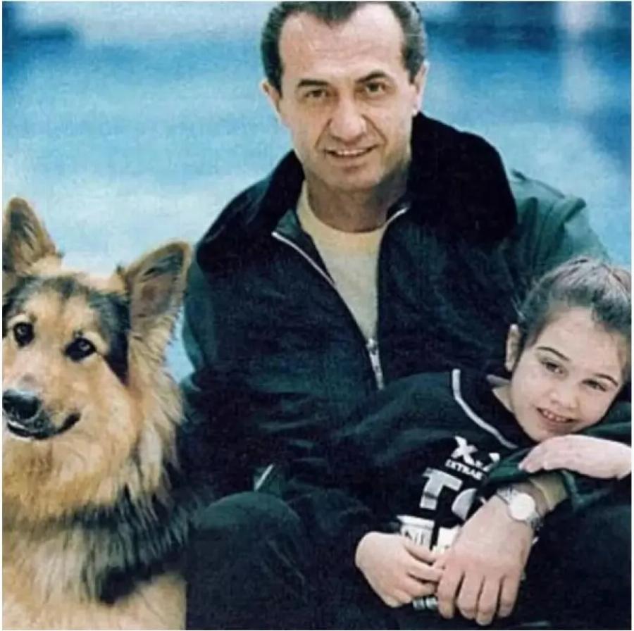 Με μια σπάνια φωτογραφία από τα παλιά: Οι ευχές του Λευτέρη Πανταζή για τον γάμο της κόρης του