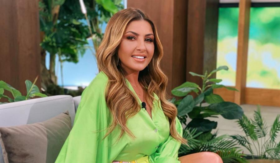 Αξίζει χειροκρότημα: Η Έλενα Παπαρίζου μας δείχνει το σώμα της με μαγιό έτσι ακριβώς όπως είναι και εντυπωσιάζει