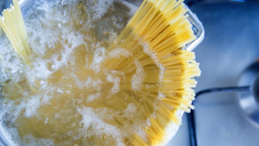 Συμβουλή για καλοφαγάδες: Αυτό είναι το μυστικό για να μην λασπώνουν τα μακαρόνια – Το κόλπο που θα σας λύσει τα χέρια
