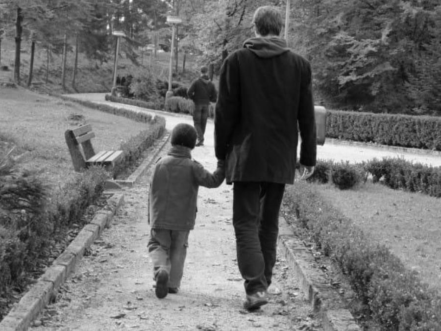 Το ξέσπασμα ενός χήρου μπαμπά: «Δεν πρόκειται να παρηγορήσω κανέναν. Έχω να φροντίσω το παιδί μου και μένα»